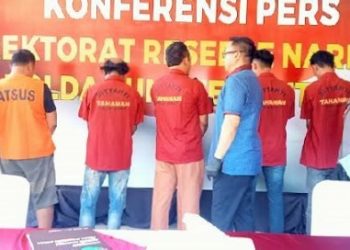 Direktur Reserse Narkoba Polda Sumut, Kombes Pol Yemi Mandagi didampingi Kabid Humas, Kombes Pol Hadi Wahyudi, dan Dandim 0208/Asahan Letkol Franki saat konferensi pers terkait penangkapan Aiptu FFB. (Foto Ist)