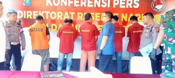 Direktur Reserse Narkoba Polda Sumut, Kombes Pol Yemi Mandagi didampingi Kabid Humas, Kombes Pol Hadi Wahyudi, dan Dandim 0208/Asahan Letkol Franki saat konferensi pers terkait penangkapan Aiptu FFB. (Foto Ist)