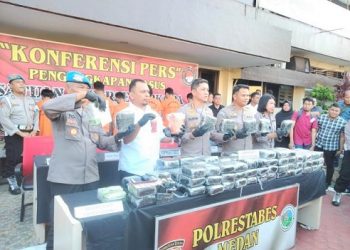 Kapolrestabes Medan Kombes Pol Valentino Alfa Tatareda saat paparan hasil pengungkapan penyalahgunaan narkoba dari tiga lokasi berbeda dalam kurun waktu 3 pekan. (Foto Ist)