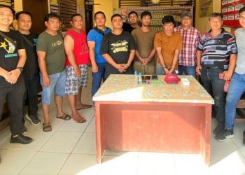 Ketiga pengedar shabu dan barang bukti diapit tim gabungan Sat Narkoba Polres Simalungun dan Polsek Raya Kahean