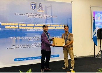 Ketua Umum Pengurus Pusat GMKI Jefri Gultom memberikan hadiah kepada Yozua dari Cabang Kendari sebagai pemenang Lomba Potret Indonesia