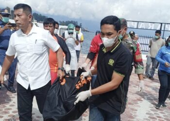 Tim Pos SAR Parapat Evakuasi Jenajah Wanita Asal Siantar Meninggal Tenggelam di Danau Toba