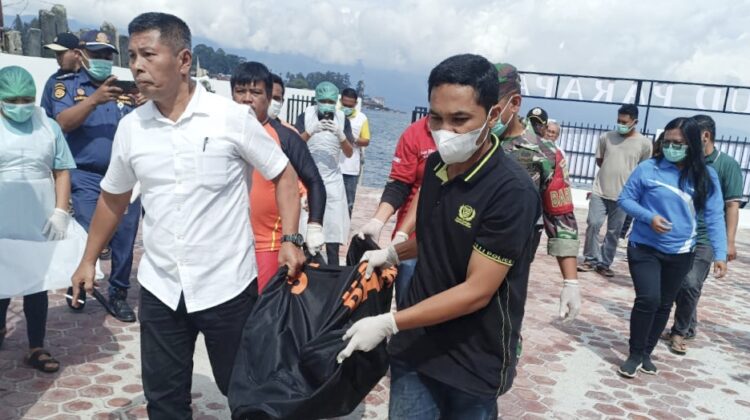 Tim Pos SAR Parapat Evakuasi Jenajah Wanita Asal Siantar Meninggal Tenggelam di Danau Toba