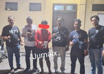 Terduga Pelaku GP diapit Kanit Reskrim Polsek Gunung Malela IPDA B. Situngkir SH dan Tim bersama Kanit Reskrim Polsek Sianțar Utara IPDA Ricardo Rajagukguk dan Tim Jatanras saat di Polseķ Sianțar Utara