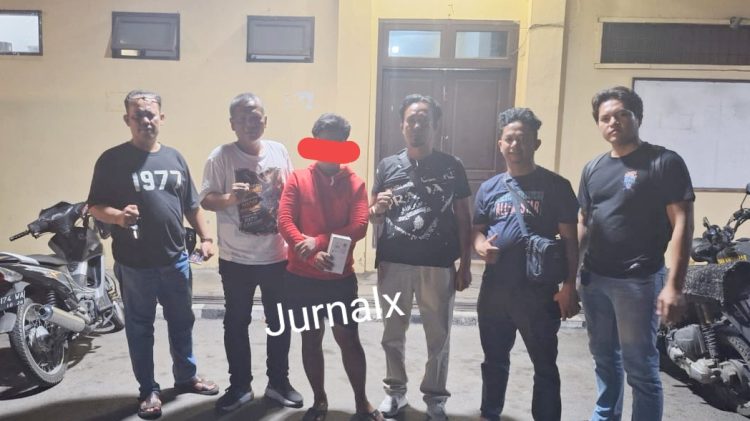 Terduga Pelaku GP diapit Kanit Reskrim Polsek Gunung Malela IPDA B. Situngkir SH dan Tim bersama Kanit Reskrim Polsek Sianțar Utara IPDA Ricardo Rajagukguk dan Tim Jatanras saat di Polseķ Sianțar Utara