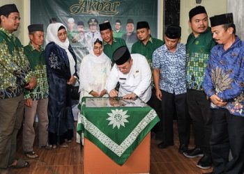 Wali Kota Pematangsiantar Wesly Silalahi SH MKn penandatanganan prasasti tandai Peresmian Mushollah Muslimat Pimpinan Ranting Muhammadiyah Tomuan